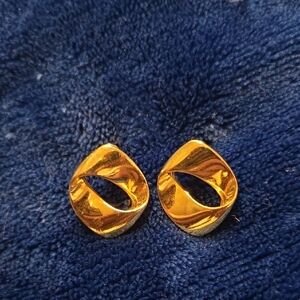 Vintage Lady Remington Gold Tone Swirl Sculptural Earrings💫